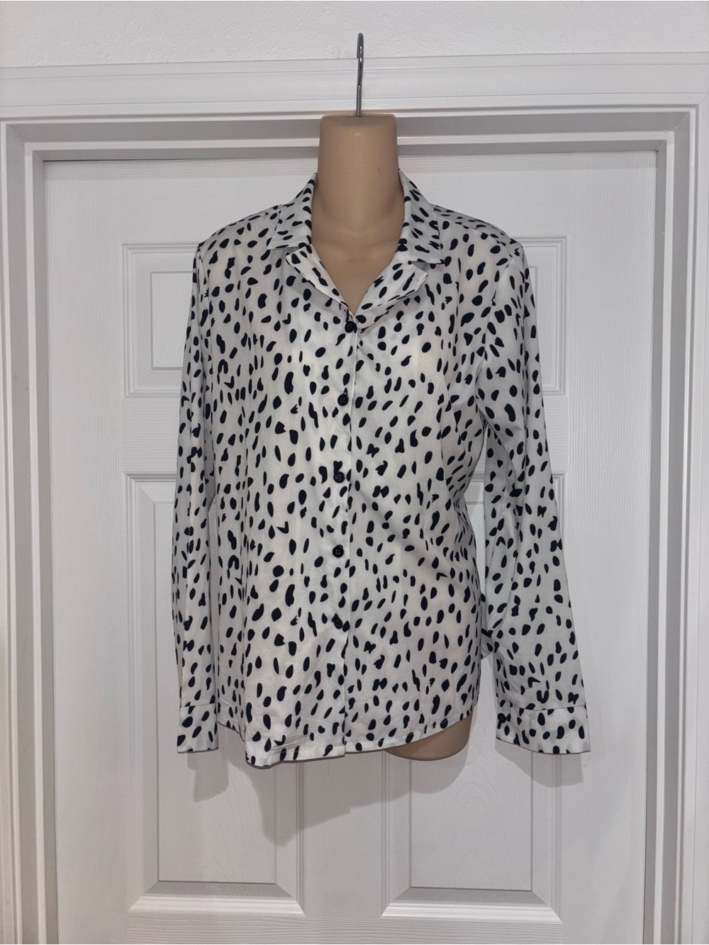 Brand new Black & White Printed Button-Up Blouse size medium